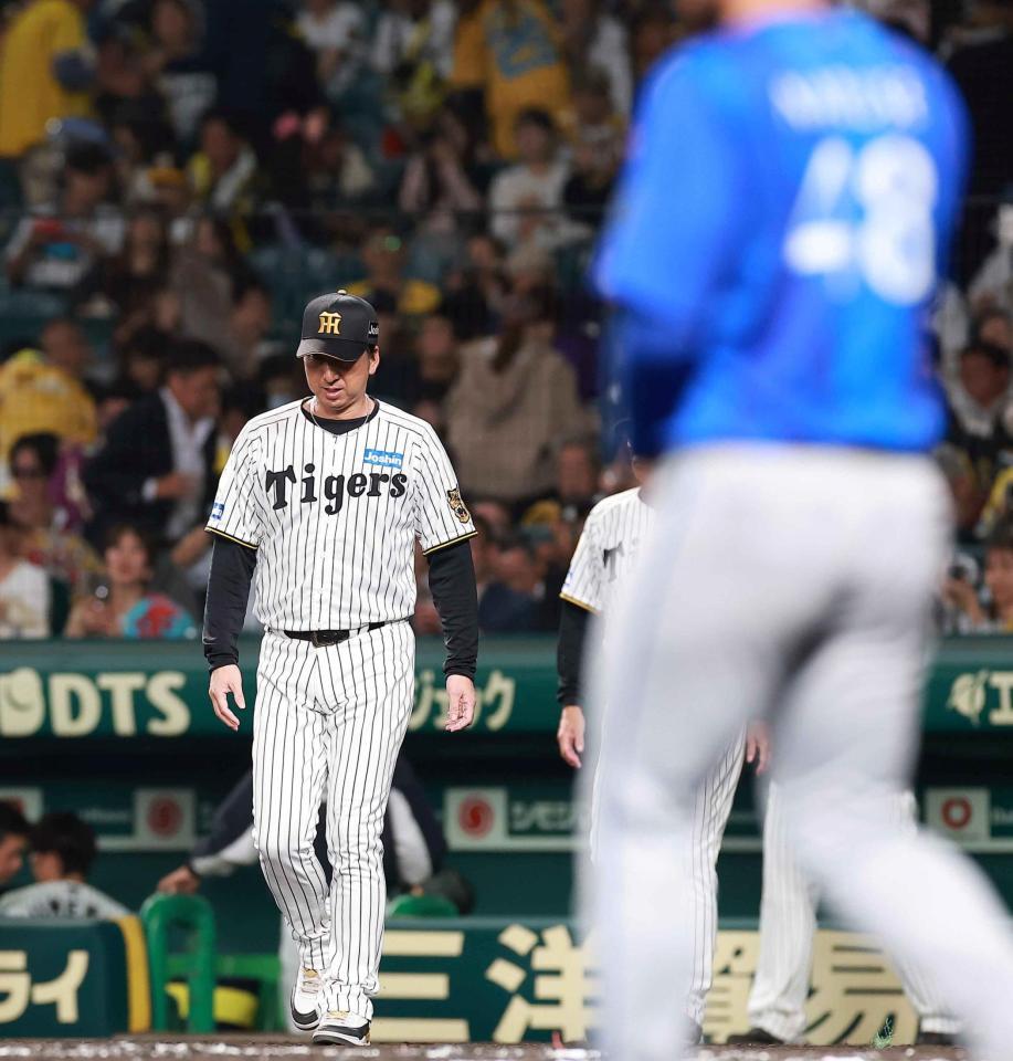 ＤｅＮＡに３連敗を喫し、整列に向かう藤川監督（撮影・西田忠信）