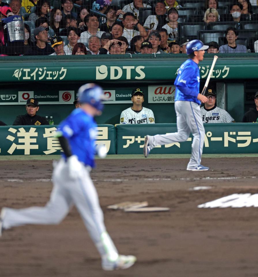 ３回、佐野（手前）に先制３ランを打たれグラウンドを見つめる藤川監督（中央）＝撮影・立川洋一郎