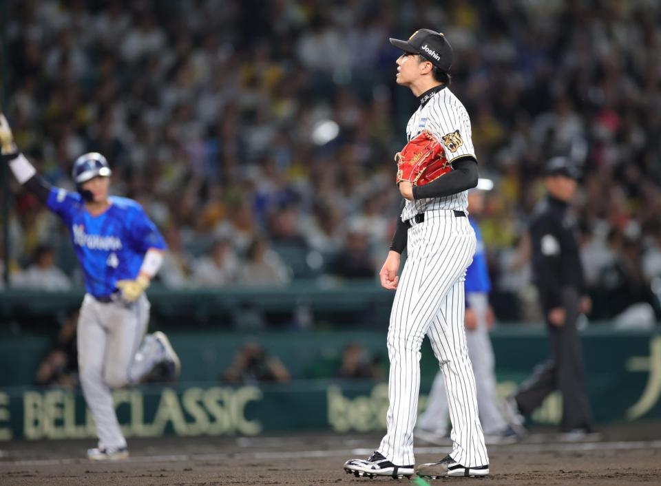 ３回、佐野に３ランを浴び、呆然とする才木（撮影・坂部計介）