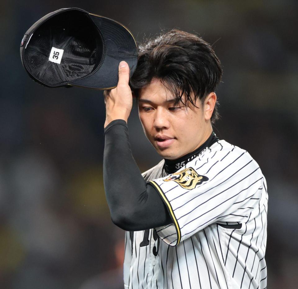 ３回、佐野に３ランを浴び、厳しい表情でベンチに戻る才木（撮影・坂部計介）