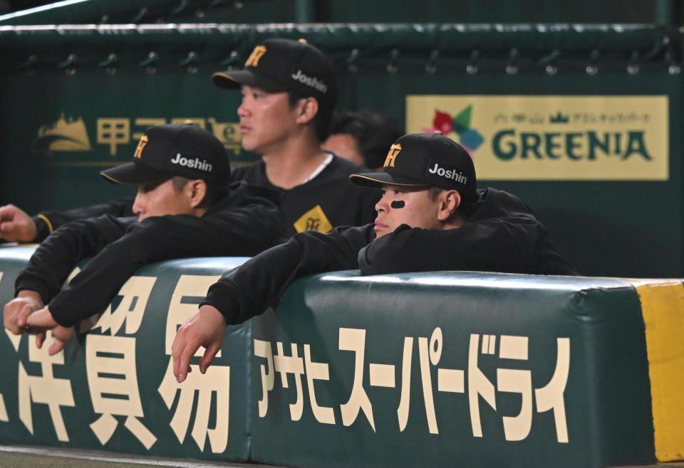 ３回、ベンチから戦況を見守る佐藤輝ら（撮影・飯室逸平）