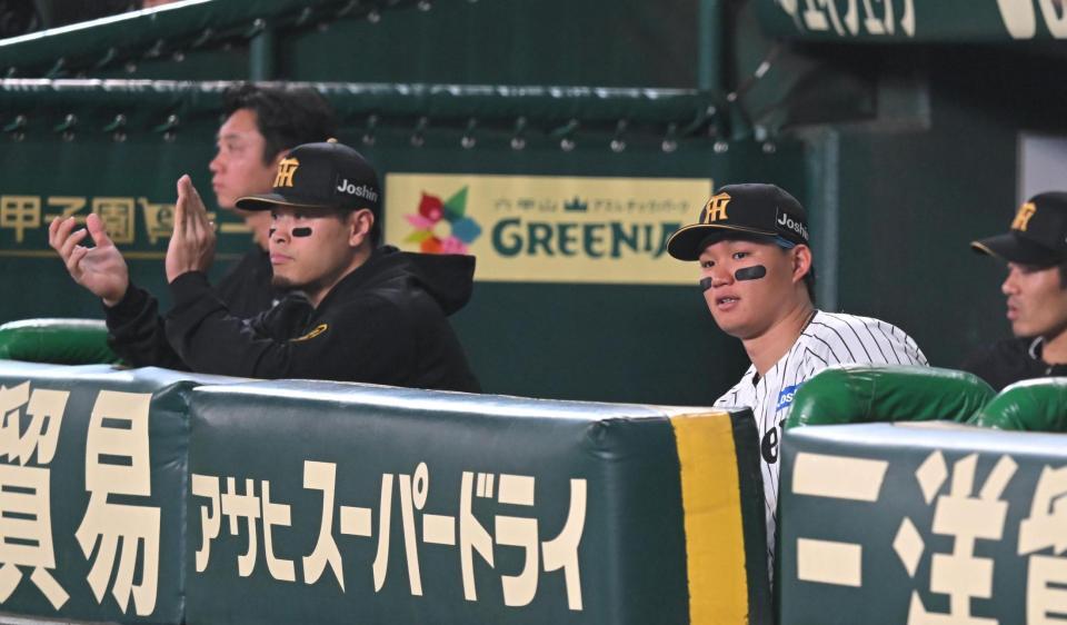 ２回、ベンチで戦況を見守る佐藤輝（左）と森下（撮影・飯室逸平）