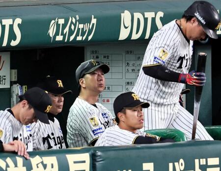 ９回、無失点が続く重苦しいベンチからグラウンドを見つめる藤川監督（奥）と打席に向かう４番の大山（撮影・田中太一）
