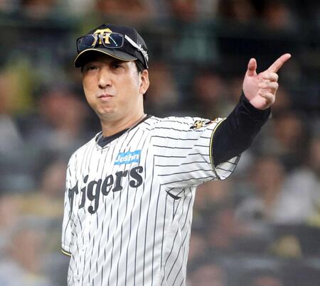 　２回、死球を受けた前川に代走を送る藤川監督（撮影・坂部計介）