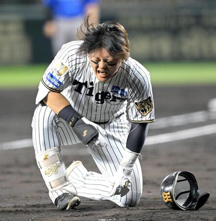 　２回、死球を受け、苦痛に顔をゆがめる前川（撮影・飯室逸平）