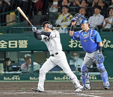 　７回、中飛に倒れる代打森下（撮影・立川洋一郎）