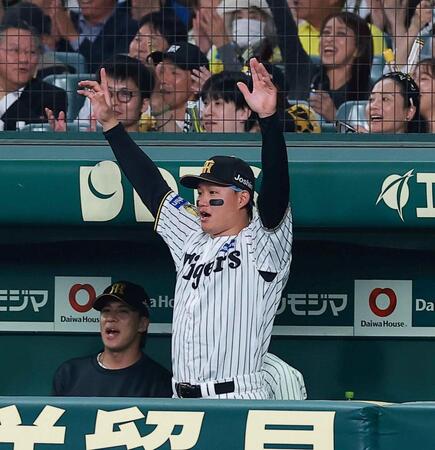 １回、近本の出塁を喜ぶ森下（撮影・西田忠信）