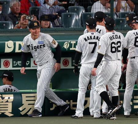 試合前、円陣を終えベンチに戻る森下（撮影・山口登）＝１５日