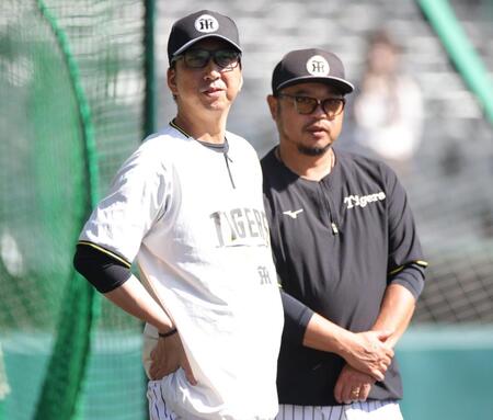 試合前、小谷野コーチと話す藤川監督（撮影・坂部計介）
