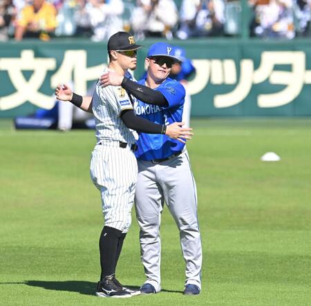 試合前、互いの健闘を誓い合う佐藤輝と牧（撮影・飯室逸平）