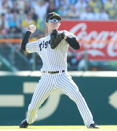 １回、高寺からの送球を受け、本塁へ好返球する中野（撮影・西田忠信）