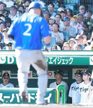 １回、先制を許し厳しい表情の藤川監督（撮影・西田忠信）