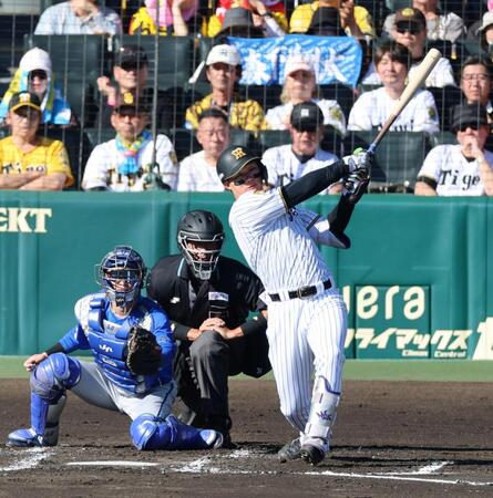 １回、左前打を放つ森下（捕手・古市）＝撮影・山口登