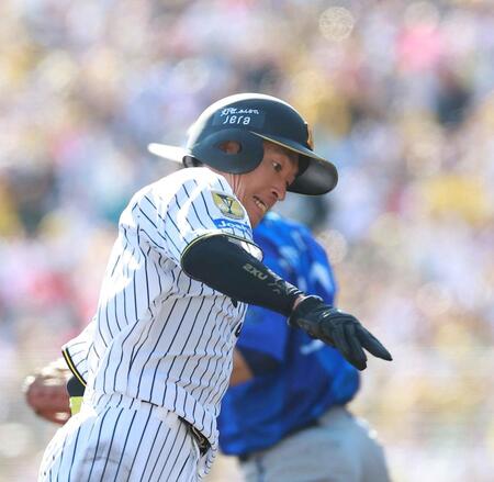 １回、大山の打球で本塁へ激走する近本（撮影・西田忠信）