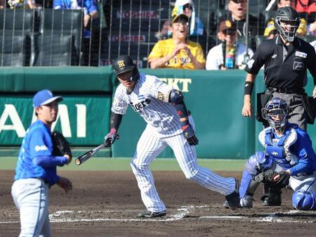 １回、左前に同点適時打を放つ大山（投手・東、捕手・古市）＝撮影・山口登