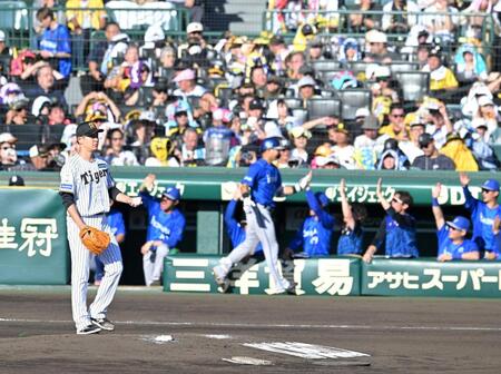 ４回、成瀬に勝ち越し２ランを許す大竹（撮影・飯室逸平）
