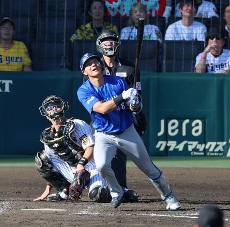 ４回、左中間に２ランを放つ成瀬（撮影・山口登）