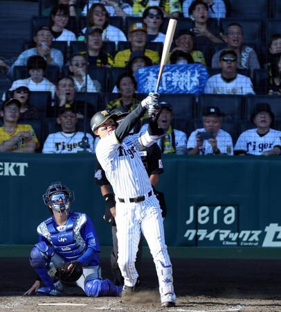 ５回、左越えにソロを放つ森下（捕手・古市）＝撮影・山口登