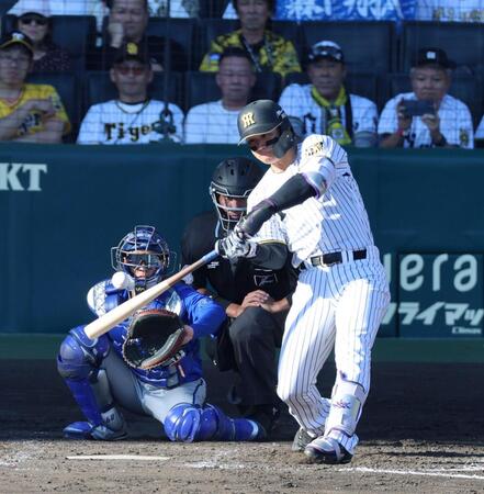 ５回、左越えにソロを放つ森下（捕手・古市）＝撮影・山口登