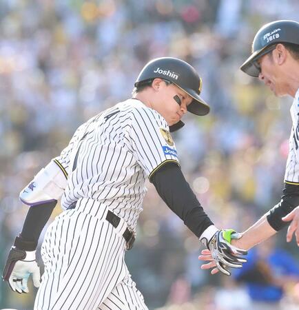 ５回阪神１死、ソロを放ち三塁を回る阪神・森下翔太＝甲子園（撮影・西田忠信）