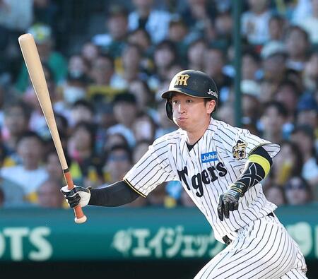 ６回、近本の打球が三ゴロ失策を誘い同点とする（撮影・西田忠信）