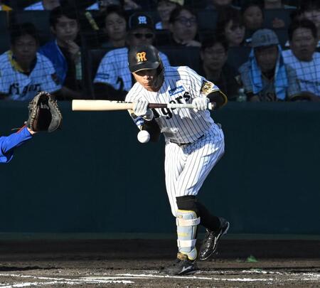 ６回、送りバントを決める熊谷（撮影・飯室逸平）