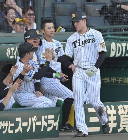 ６回、同点に沸く高寺ら阪神ナイン（撮影・飯室逸平）