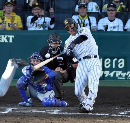７回、左越えにソロを放つ森下（捕手・古市）＝撮影・山口登