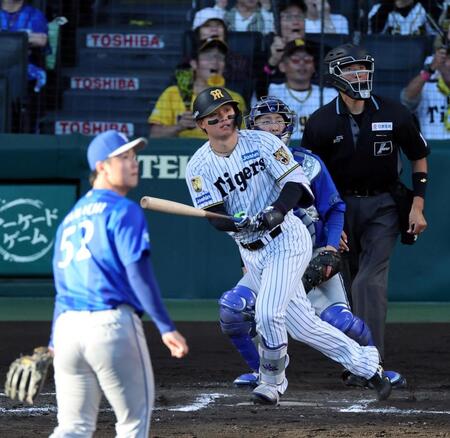 ７回、左越えにソロを放つ森下（投手・浜地、捕手・古市）＝撮影・山口登