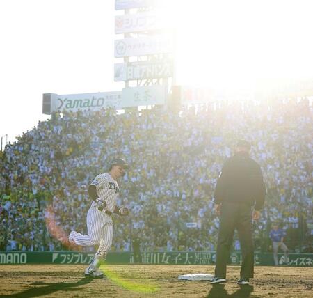 ７回、勝ち越しソロを放ちダイヤモンドを回る森下（撮影・西田忠信）