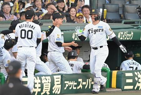７回、勝ち越しソロを放ち歓喜の表情でナインとタッチを交わす森下（撮影・飯室逸平）