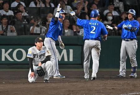 ９回、ＤｅＮＡに逆転を許し、呆然としゃがみこむ工藤（撮影・飯室逸平）