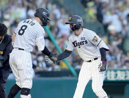 ７回、森下は２打席連続となる本塁打を放ち、佐藤輝とタッチをかわす（撮影・坂部計介）