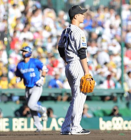 ４回、大竹は成瀬に２ランを浴び、マウンドで呆然とする（撮影・坂部計介）