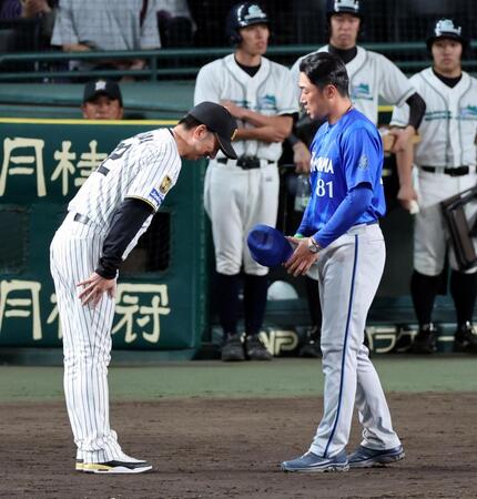 試合を終え、藤川監督（左）は相川監督に一礼する（撮影・山口登）