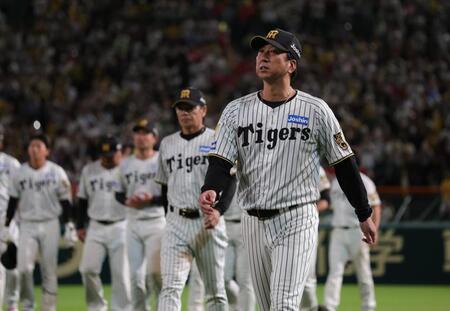 日本シリーズ進出ならず、ガックリの藤川監督ら阪神ナイン（撮影・坂部計介）