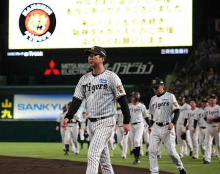 日本シリーズ進出ならず、ガックリの藤川監督ら阪神ナイン（撮影・坂部計介）