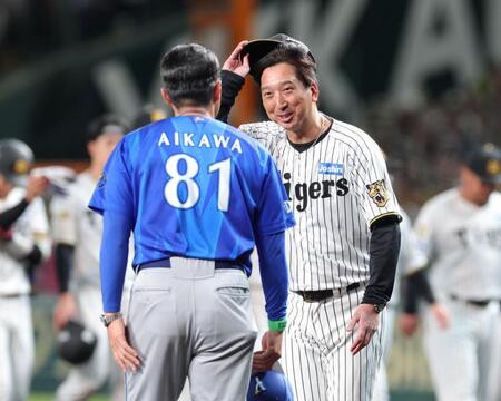 ＣＳ敗退が決まり、相川監督（左）と言葉を交わす藤川監督（撮影・立川洋一郎）
