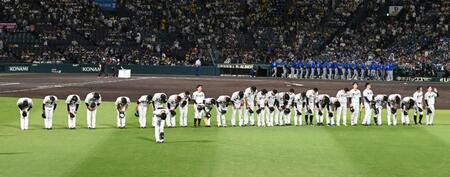 ライトスタンドに一礼する阪神ナイン（撮影・飯室逸平）