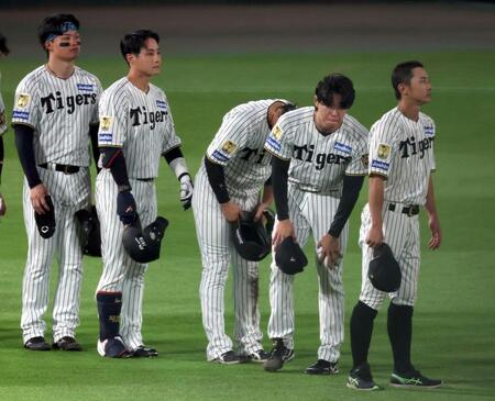 試合を終え、悔しそうな表情を見せる工藤（右から２人目）＝撮影・山口登