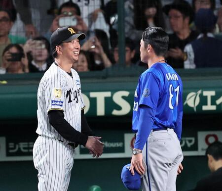 試合後、相川監督と話をする藤川監督（撮影・田中太一）