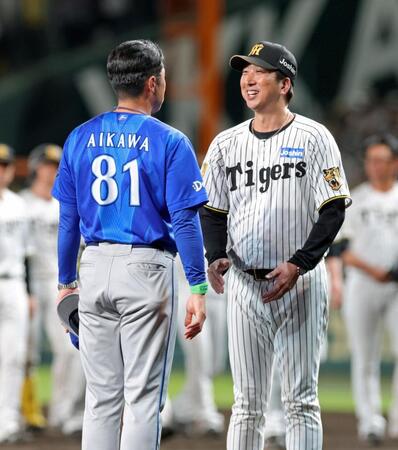 ＣＳ敗退が決まり、相川監督（左）と言葉を交わす藤川監督（撮影・立川洋一郎）