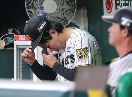 ９回に逆転を許して降板し、ベンチで肩を落とす工藤（撮影・立川洋一郎）