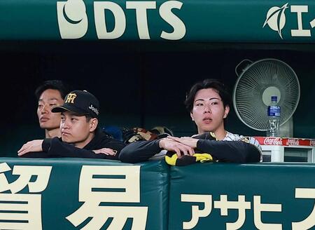 降板後のベンチで悔しさをにじませる工藤（右）＝撮影・西田忠信