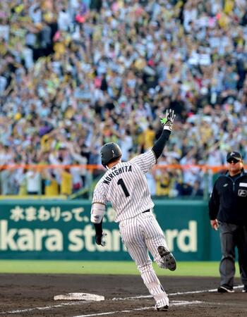 ７回、勝ち越しソロを放ち大歓声に応えながらダイヤモンドを回る森下（撮影・立川洋一郎）