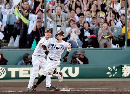 ７回、二塁打を放つ佐藤輝（撮影・田中太一）