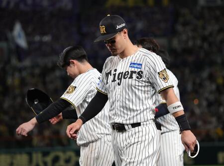 挨拶を終え、ガックリと引き揚げる佐藤輝（撮影・坂部計介）