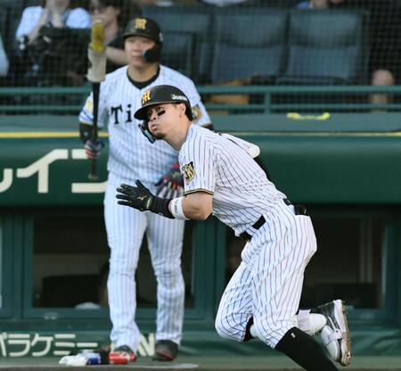７回、二塁打を放つ佐藤輝（撮影・田中太一）