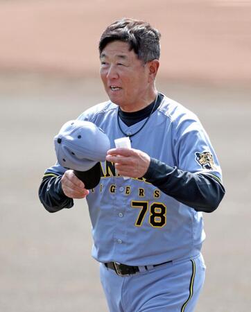 メンバー表の確認を終えた平田２軍監督