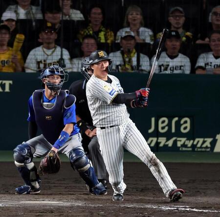 ９回、左前打を放つ大山（撮影・山口登）